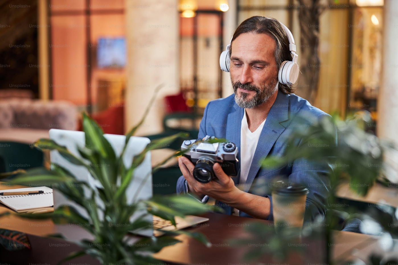 zelfzekere fotograaf met kwaliteit camera